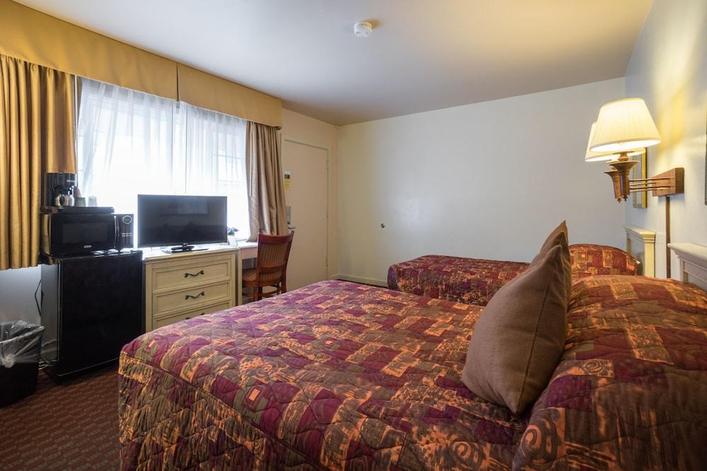 El Camino Motel 2*