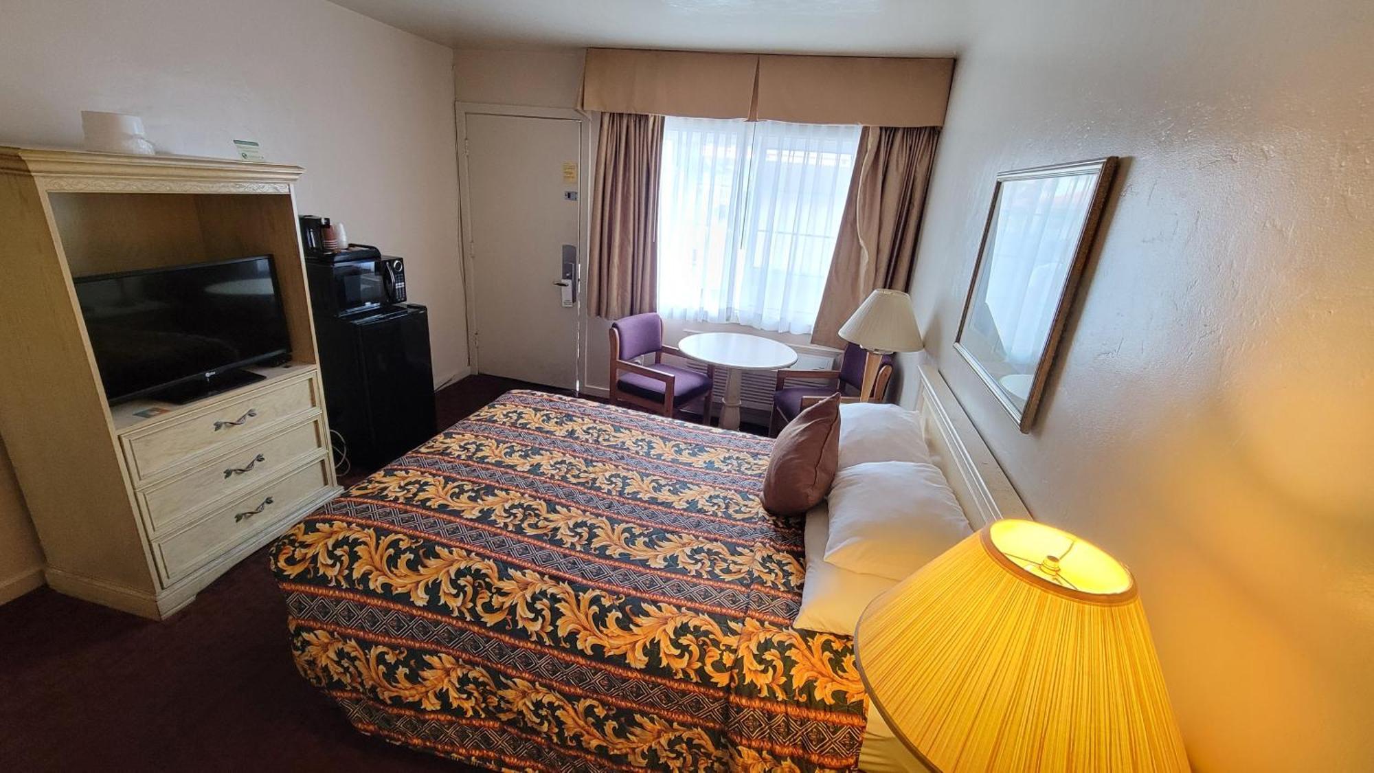 El Camino Motel 2*